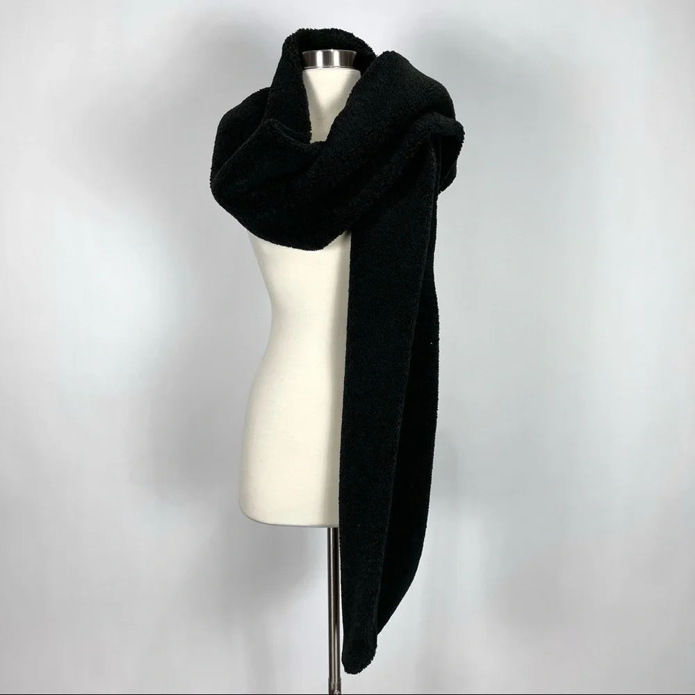 Treasure & Bond fleece scarf black